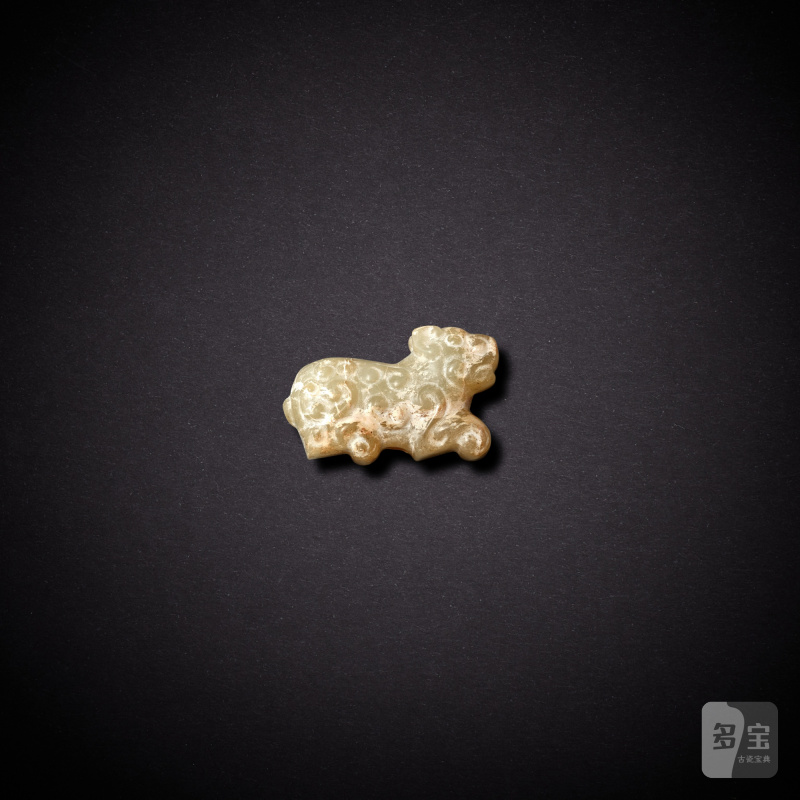 A white jade 'mythical beast' pendant, Eastern Zhou dynasty, Spring and Autumn period | 東周春秋 白玉瑞獸形墜 - 图2